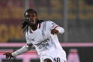 慢镜头：邦多希望留在米兰争取位置，想说服阿莱格里