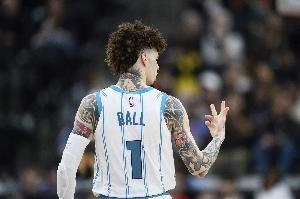 苦苦支撑!三球半场15中7&7罚7中砍23+7+4 首节轰下15分